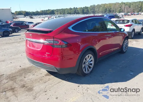 2016 Tesla Model X 60D/70D/75D/90D z USA, uszkodzony, nr VIN 5YJXCAE20GF015955